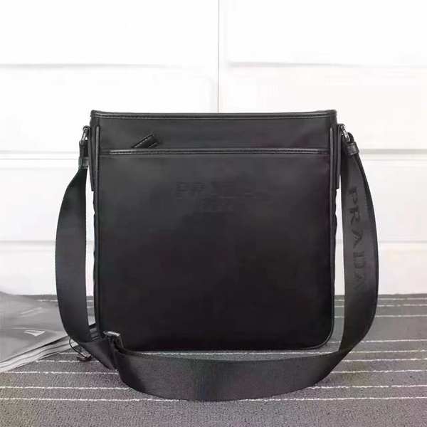 プラダバッグ側面デザイン